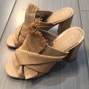 NEW Gianni Bini straw/tan leather lining heels